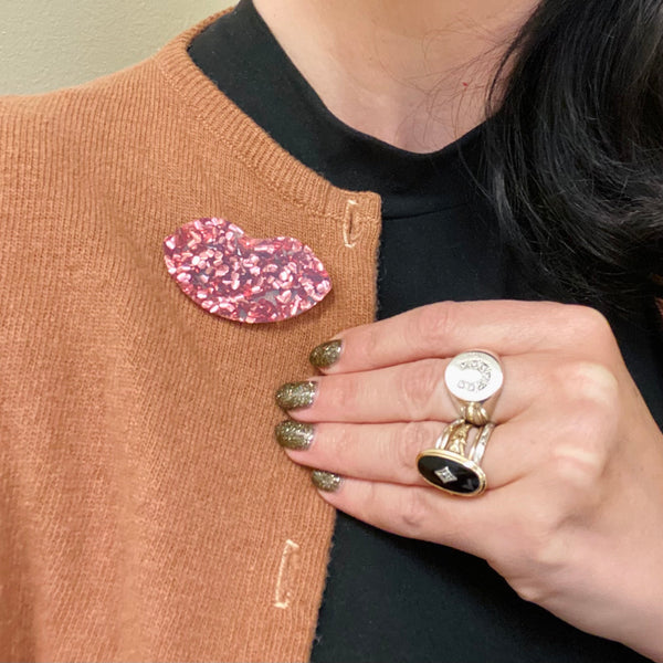 HEDY Glitter Lips Pin