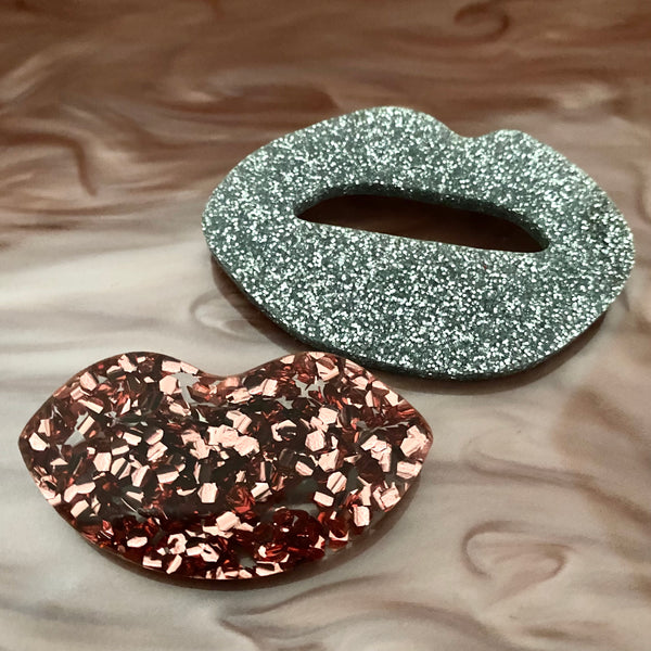 HEDY Glitter Lips Pin