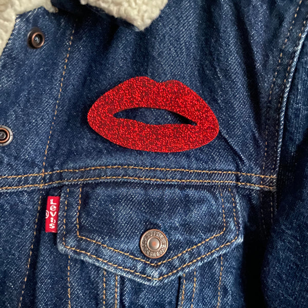HEDWIG Glitter Lips Pin